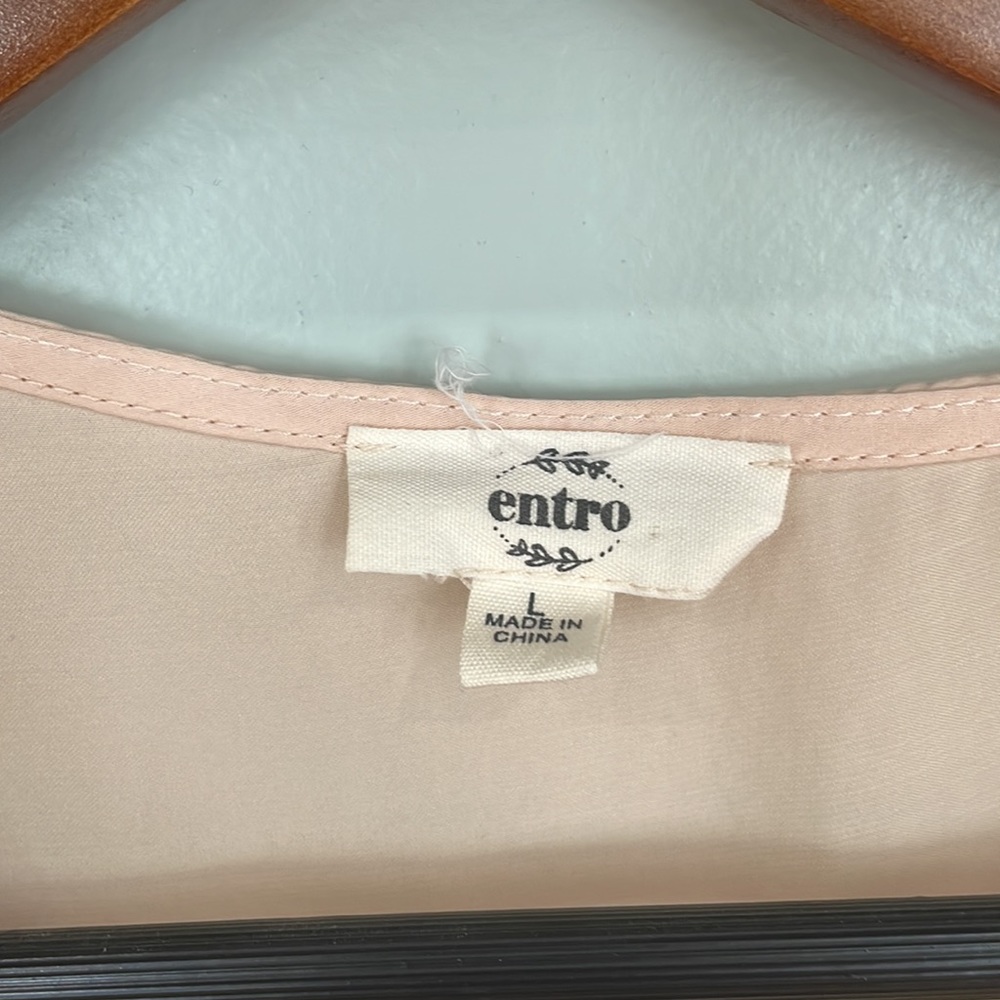 Entro embroidery top. - Picture 2 of 4